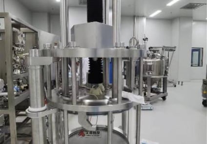 SHE‑S screw jack system lifting and stabilizing sensitive industrial columns for safe and efficient handling.