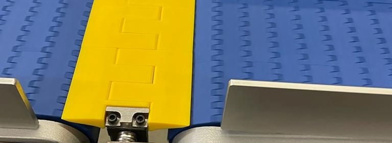 Dorner-modular_belt_conveyors_with_segmented_transfer_plates