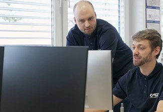 Zwei Hubtisch-Experten von COLUMBUS McKINNON Switzerland im Beratungsgespräch